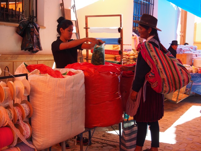 Liście koki kupuje się na targu, Boliwia